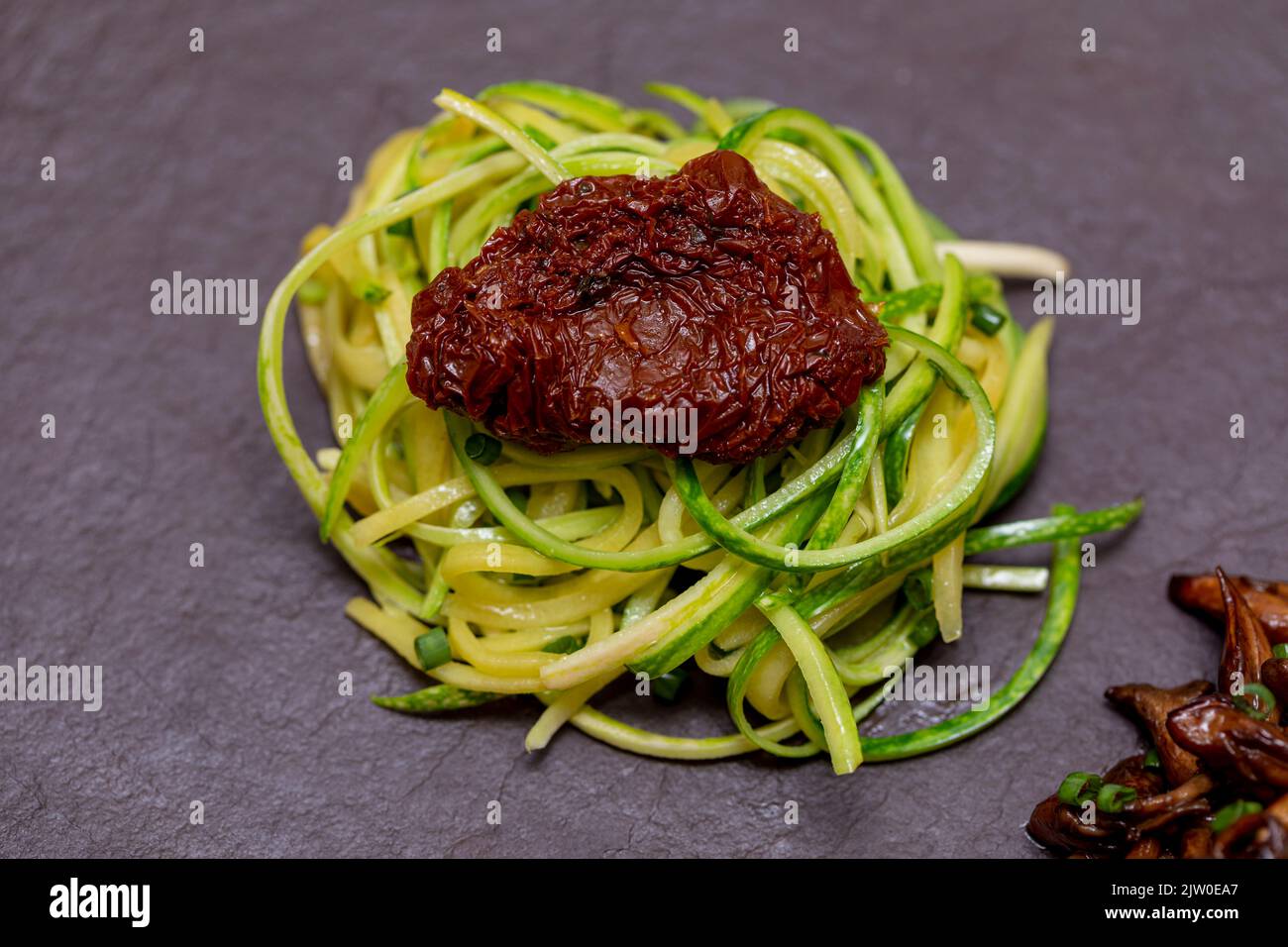 Spaghetti di zucchine con pomodori disidratati ed essiccati Foto Stock