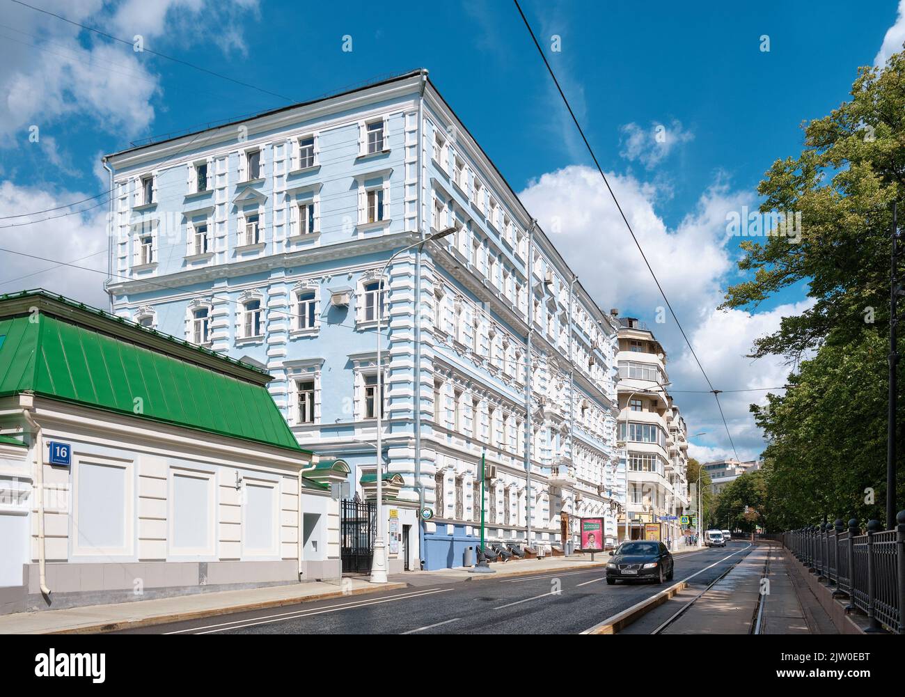 Pokrovsky Boulevard, vista dell'ex edificio redditizio, attualmente un edificio residenziale costruito nel 1894, paesaggio urbano: Mosca, Russia - 29 luglio 2022 Foto Stock