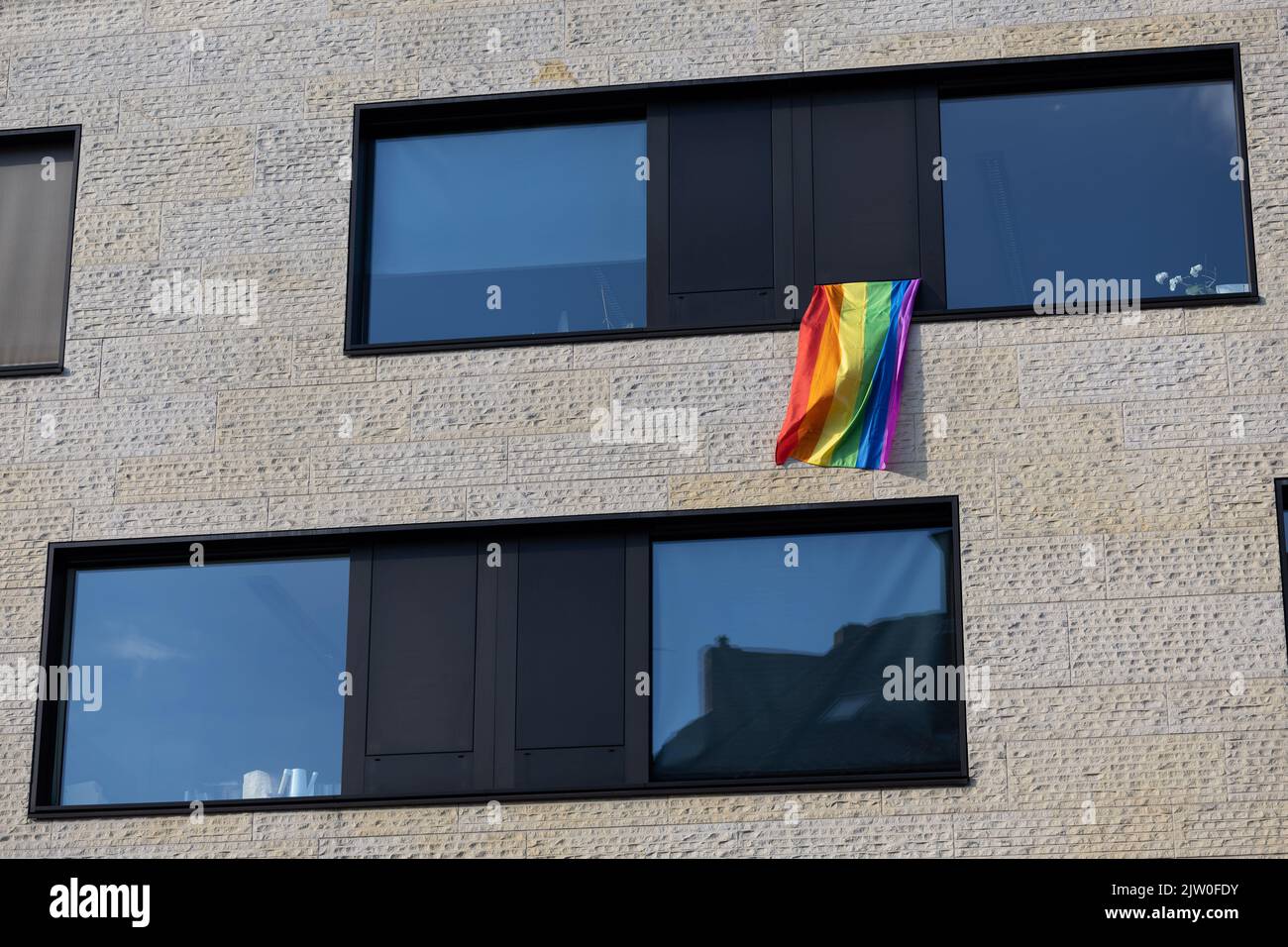 Westfalia, Germania. 02nd Set, 2022. 02 settembre 2022, Renania settentrionale-Vestfalia, Münster: Una bandiera arcobaleno come simbolo del movimento LGBT è appesa da una finestra. La gente dimostra su Prinzipalmarkt contro la violenza contro la gente di coda. Un uomo di 25 anni era stato picchiato brutalmente e gravemente ferito in un raduno di Christopher Street Day a Münster. In seguito soccombette alle sue ferite in ospedale. L'autore non è ancora stato identificato. Foto: Friso Gentsch/dpa Credit: dpa picture Alliance/Alamy Live News Foto Stock