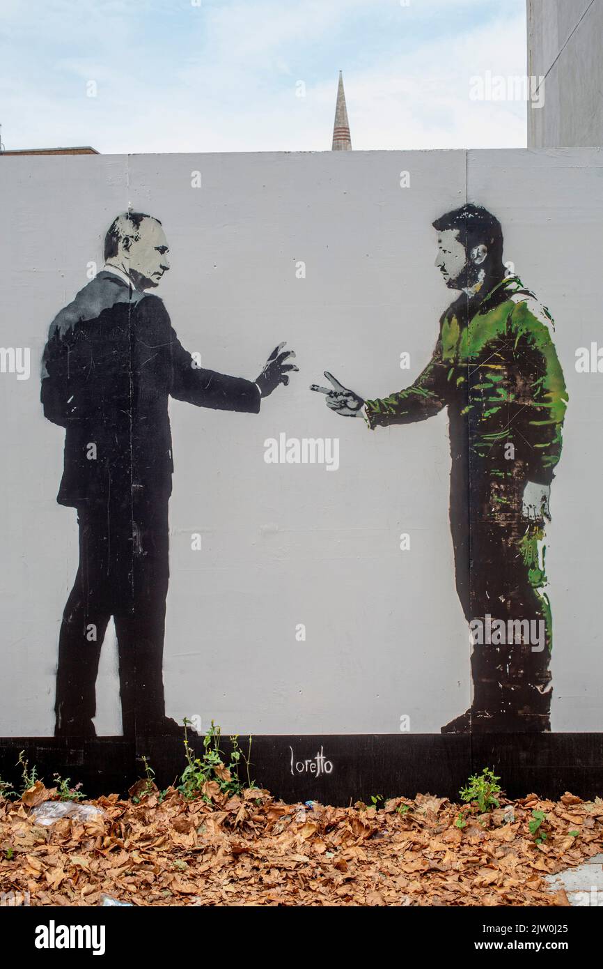 Graffiti raffigura Vladimir Putin e Volodymyr Zelensky che sono attualmente in guerra dopo l'invasione russa dell'Ucraina . Foto Stock