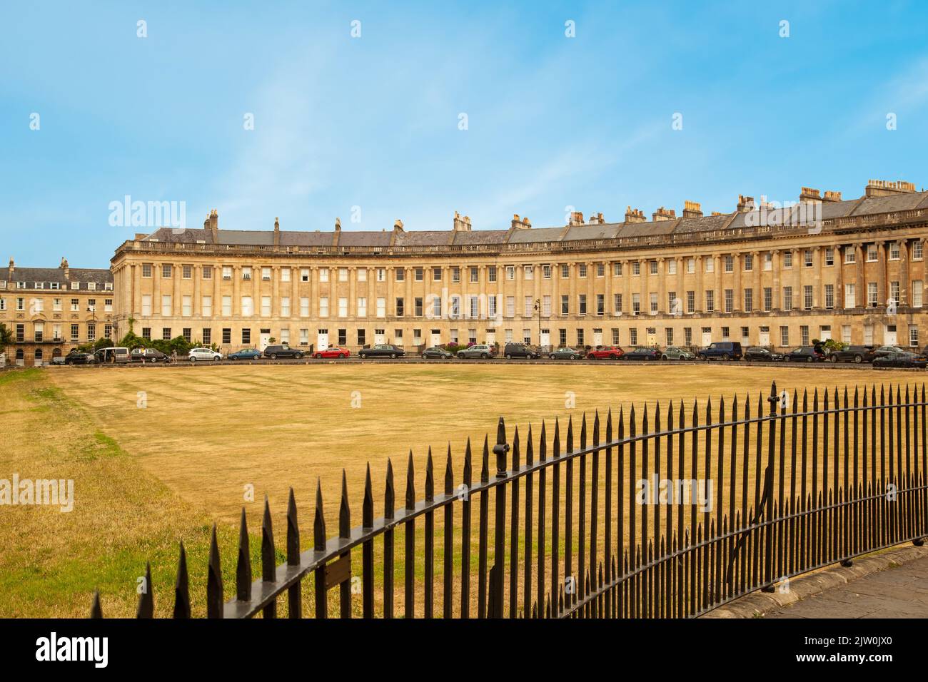 La Mezzaluna reale nella città inglese di Bath una crescente mezzaluna di case costruite nel between1767 e 1774, visto durante la siccità e l'ondata di caldo del 2022 Foto Stock