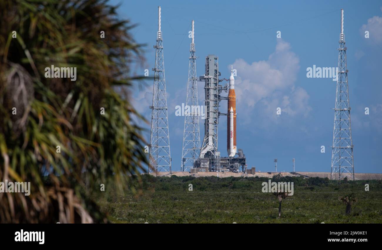 Kennedy Space Center, USA. 01 Settembre 2022. Il razzo NASA Space Launch System con la navicella spaziale Orion sul complesso di lancio 39B al Kennedy Space Center, 1 settembre 2022, a Cape Canaveral, Florida. Il conto alla rovescia per il test di volo senza equipaggio è stato riprogrammato per settembre 3rd a seguito di un problema dell'impianto di alimentazione che ha causato un ritardo prolungato. Credit: Joel Kowsky/NASA/Alamy Live News Foto Stock