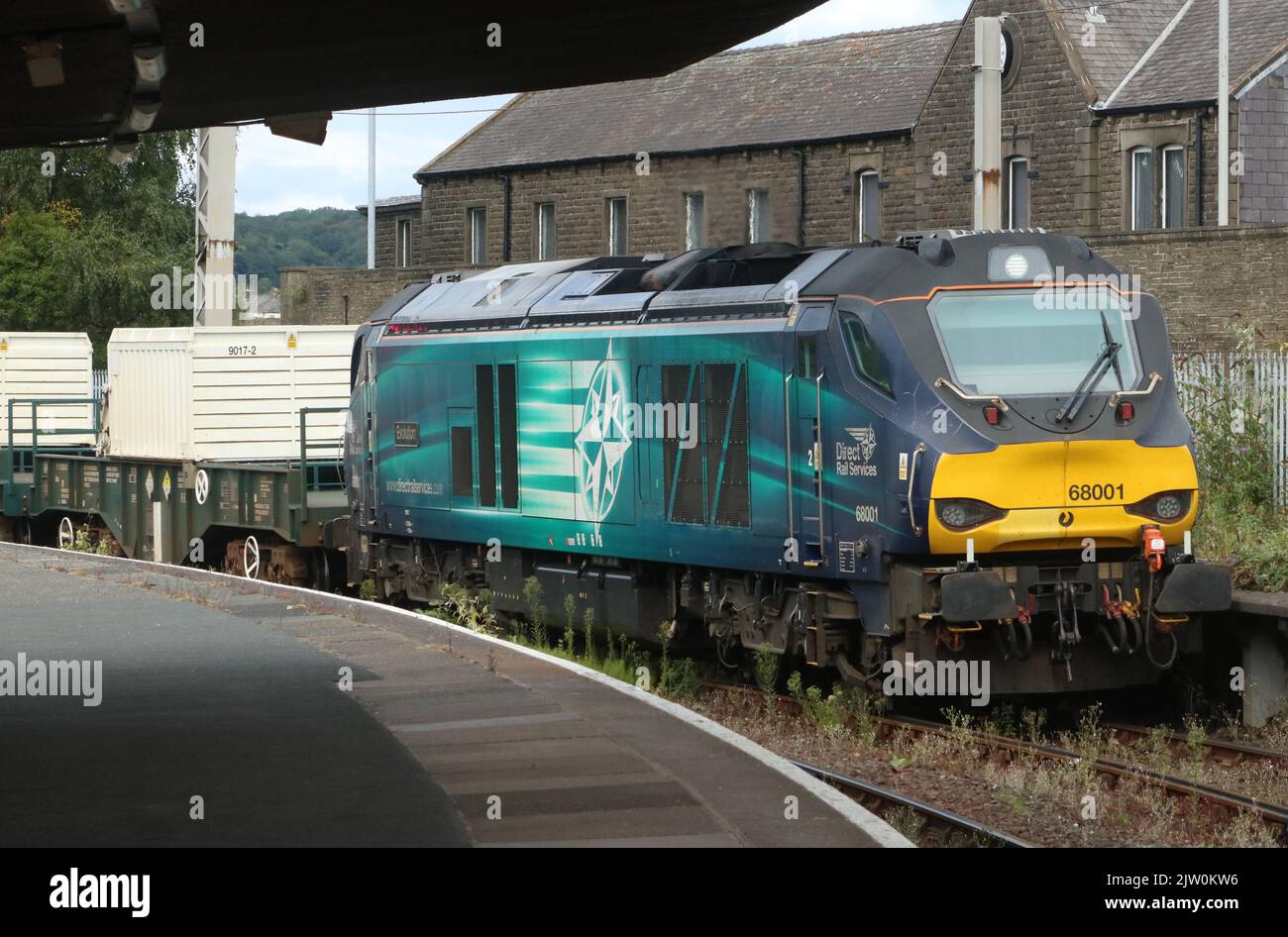 Direct Rail Services classe 68 LOO 68001 diesel-elettrico, Evolution, trasporto di un treno a pallone nucleare attraverso la stazione ferroviaria di Carnforth, 31st agosto 2022. Foto Stock