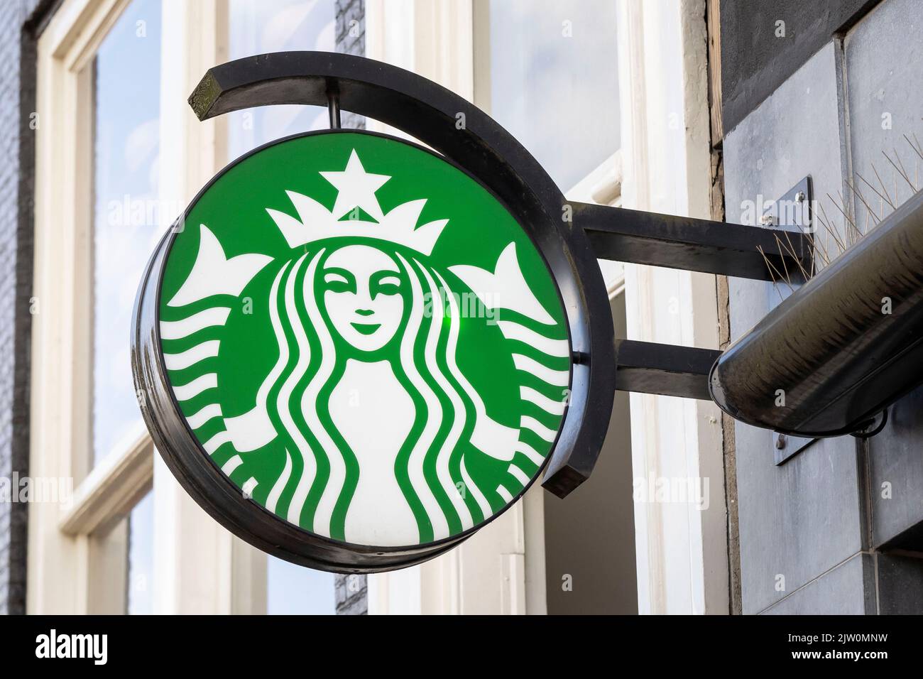 Un primo piano di un cartello Starbucks Coffee Shop ad Amsterdam, Olanda. Foto Stock