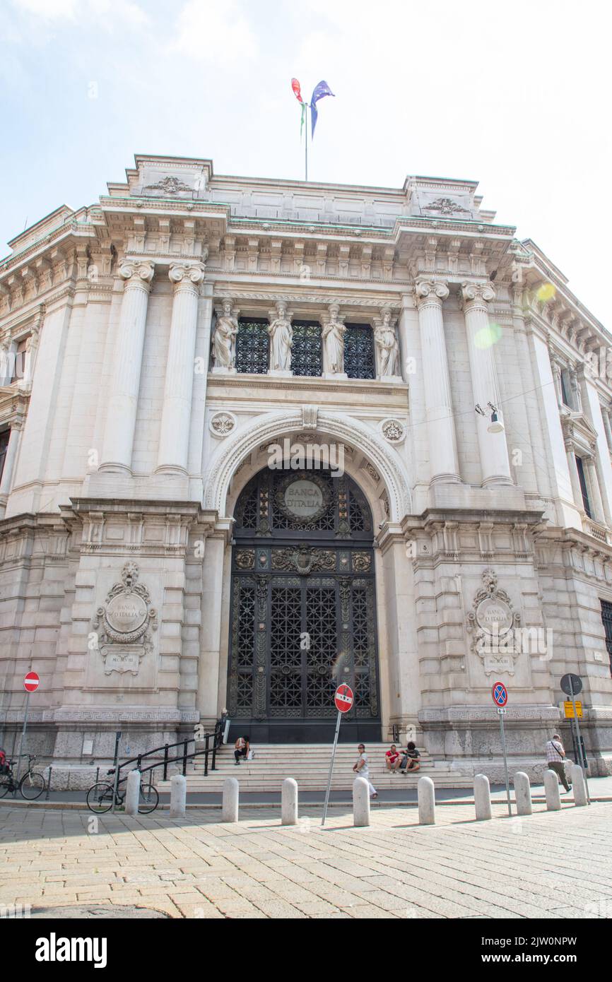 Ingresso principale dell'edificio della Banca d'Italia con un enorme cancello in ferro e bronzo e una facciata splendidamente decorata, Milano, Italia Foto Stock
