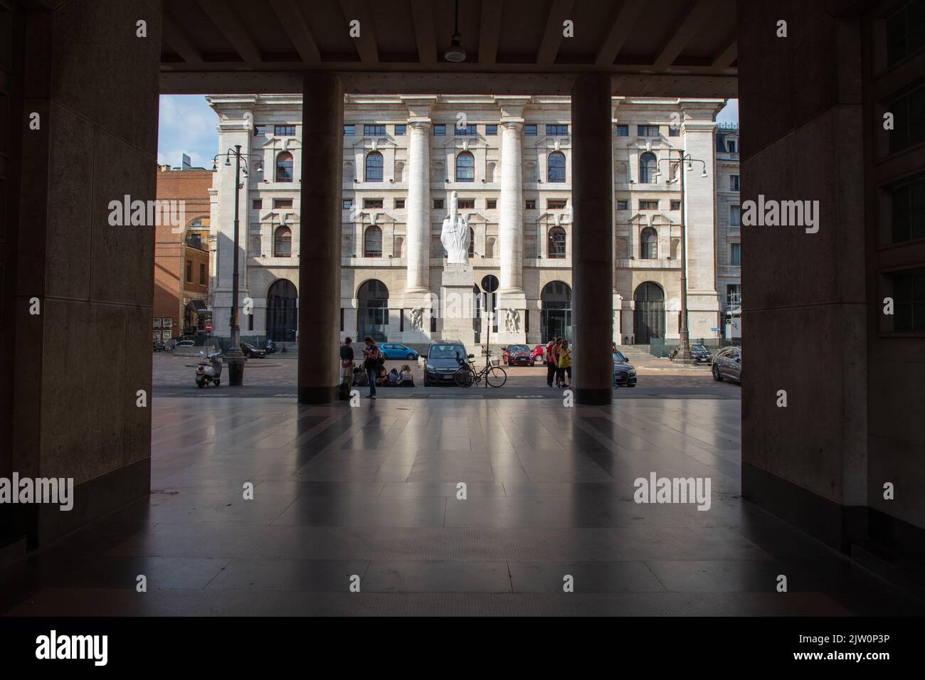 L.O.V.E. Scultura di Maurizio Cattelan di fronte alla Borsa di Milano Foto Stock