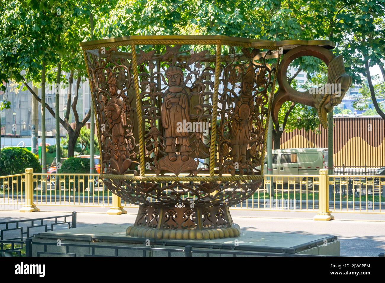 Scultura cittadina di una coppa con forme di somiglianza umana. Il pezzo d'arte sta decorando un viale mediano nel quartiere del centro. Foto Stock