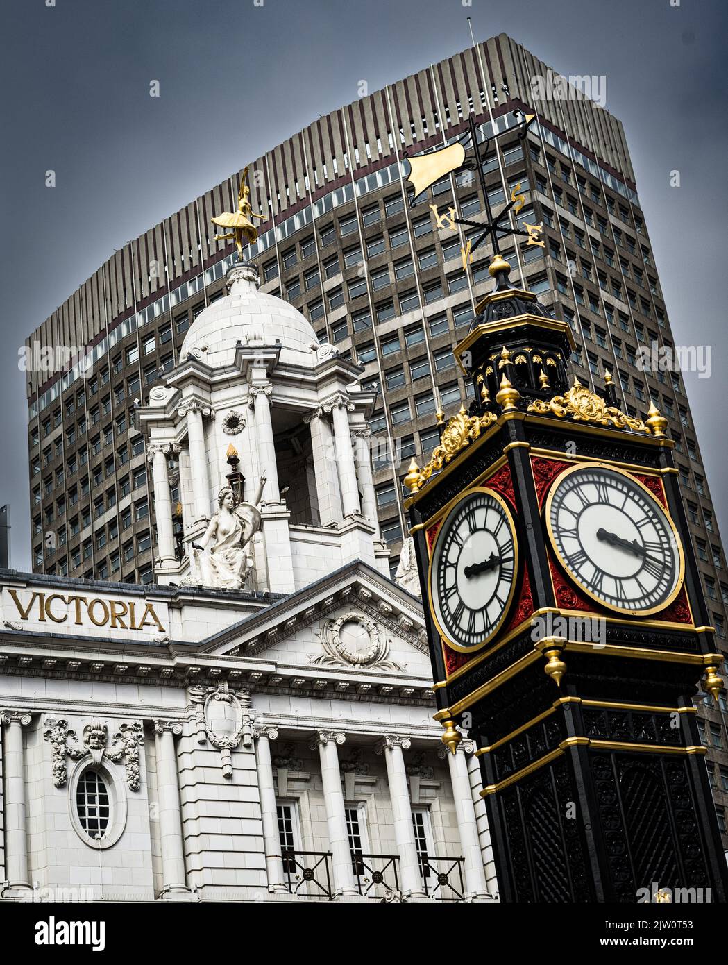 Inquadratura ad angolo basso di una piccola torre ben Clock su Victoria Street e del famoso Victoria Palace Theatre a Londra, Inghilterra, Gran Bretagna Foto Stock