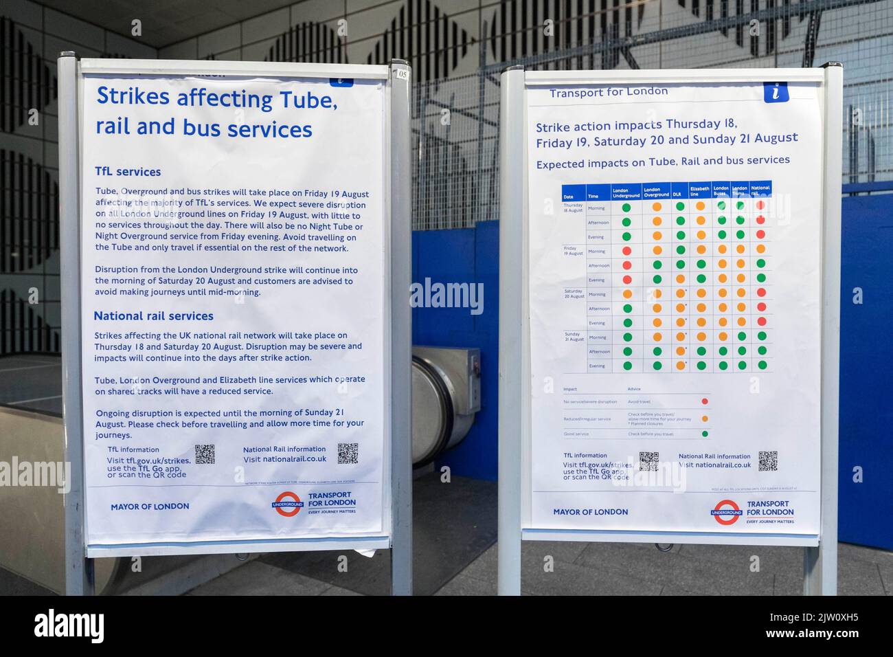 Lo sciopero della metropolitana si svolge oggi a Londra. La stazione di Tottenham Court Road è vista chiusa dietro le persiane questa mattina. Immagine scattata il 19th ago 2022. © Foto Stock