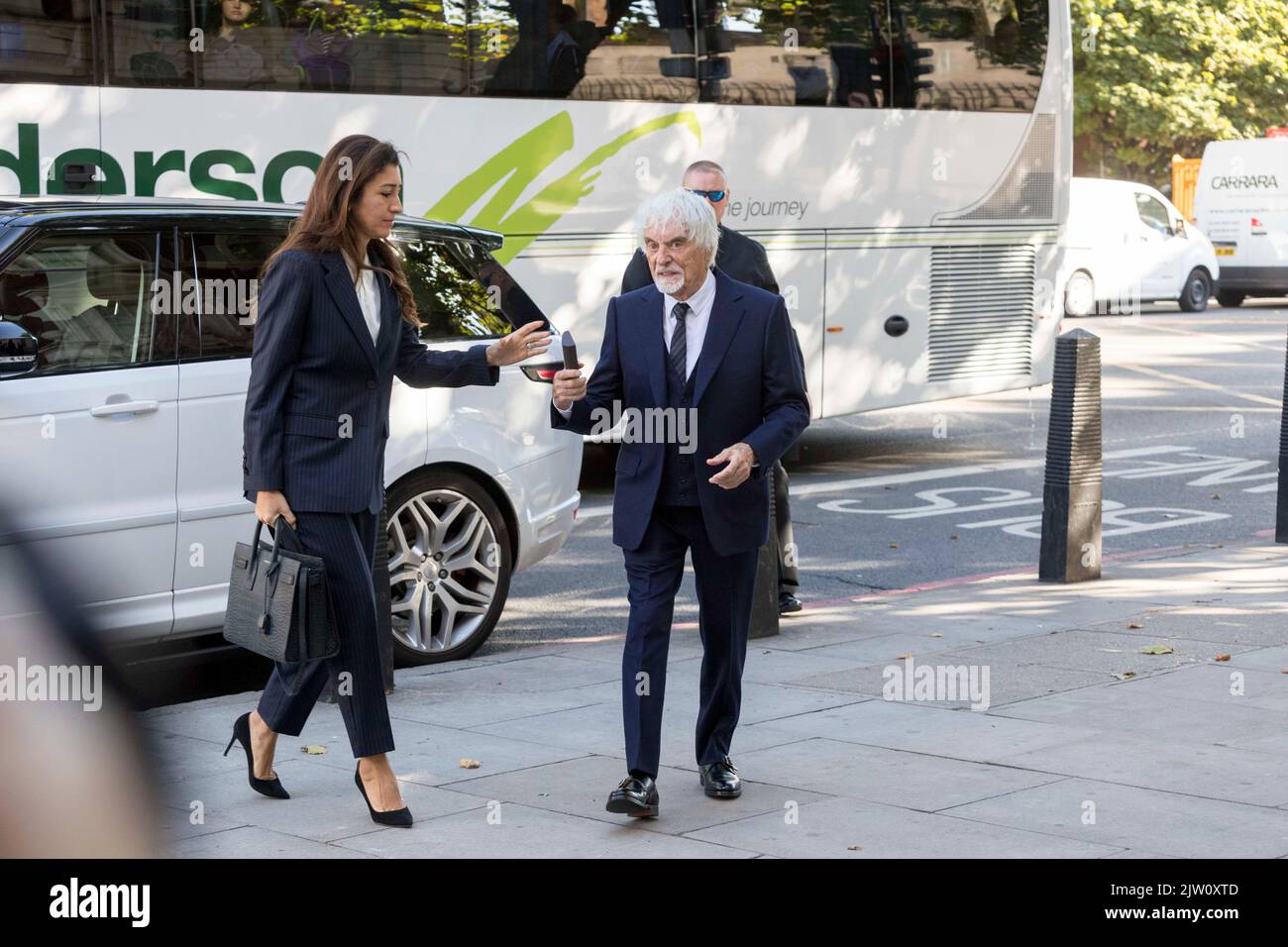 Bernie Ecclestone appare questa mattina alla Corte dei Magistrati di Westminster per la presunta mancata dichiarazione di 400 milioni di sterline di asset esteri al G Foto Stock