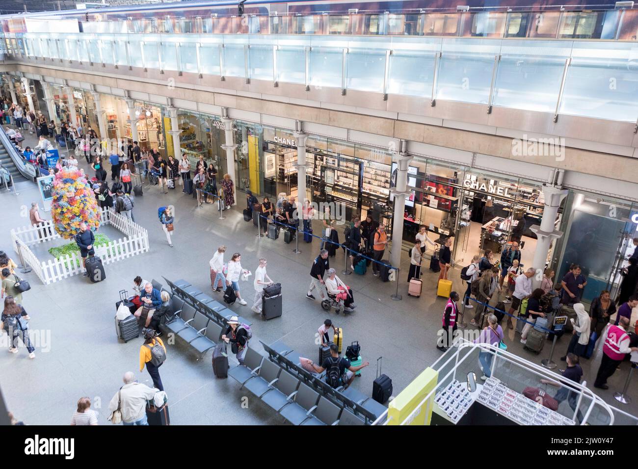 I vacanzieri hanno visto affollarsi la stazione di King’s Cross St. Pancras Eurostar durante il fine settimana delle vacanze in banca. Immagine scattata il 27th ago 2022. © Belinda Jiao Foto Stock