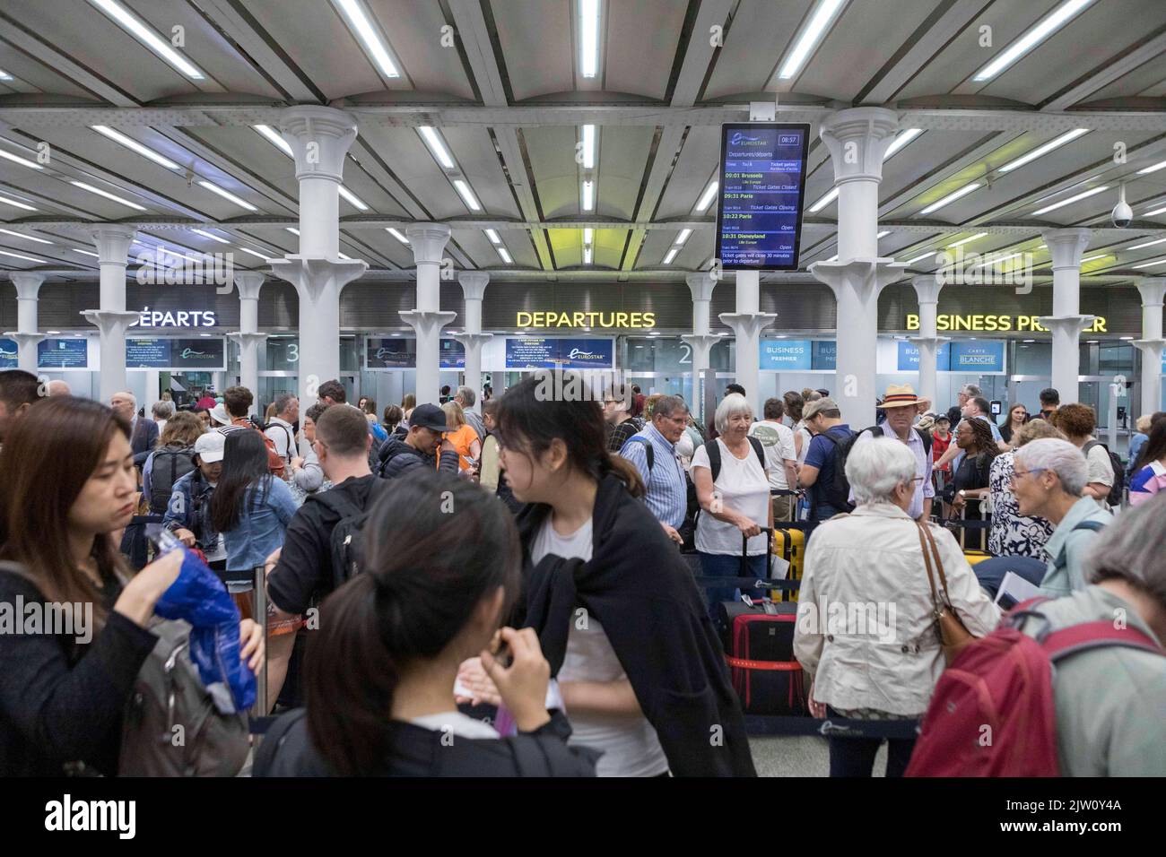 I vacanzieri hanno visto affollarsi la stazione di King’s Cross St. Pancras Eurostar durante il fine settimana delle vacanze in banca. Immagine scattata il 27th ago 2022. © Belinda Jiao Foto Stock