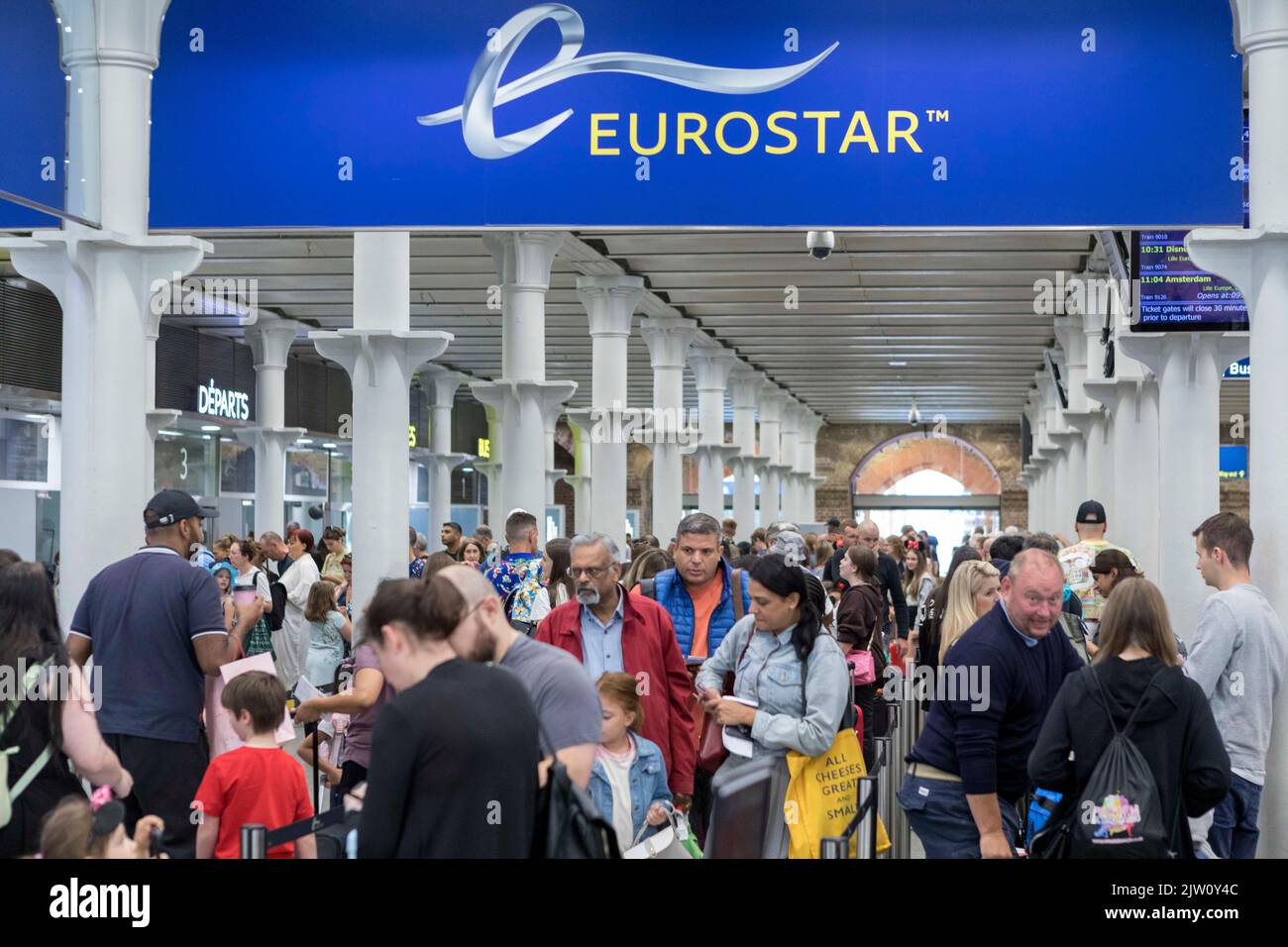 I vacanzieri hanno visto affollarsi la stazione di King’s Cross St. Pancras Eurostar durante il fine settimana delle vacanze in banca. Immagine scattata il 27th ago 2022. © Belinda Jiao Foto Stock