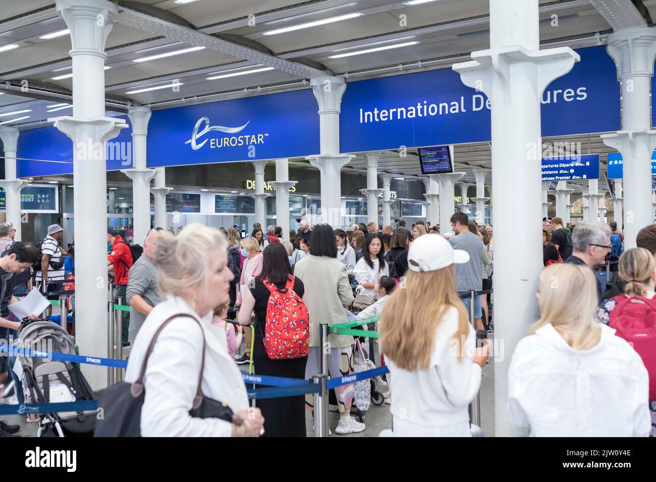 I vacanzieri hanno visto affollarsi la stazione di King’s Cross St. Pancras Eurostar durante il fine settimana delle vacanze in banca. Immagine scattata il 27th ago 2022. © Belinda Jiao Foto Stock