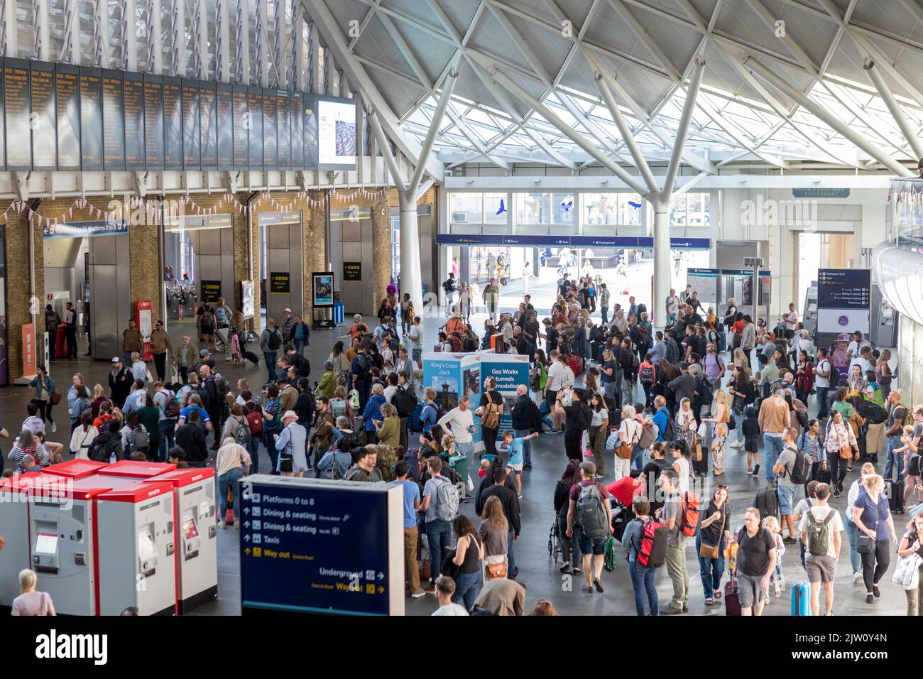 I vacanzieri hanno visto affollarsi la stazione ferroviaria di King’s Cross durante il fine settimana delle vacanze in banca. Immagine scattata il 27th ago 2022. © Belinda Jiao jiao.bilin@gmai Foto Stock