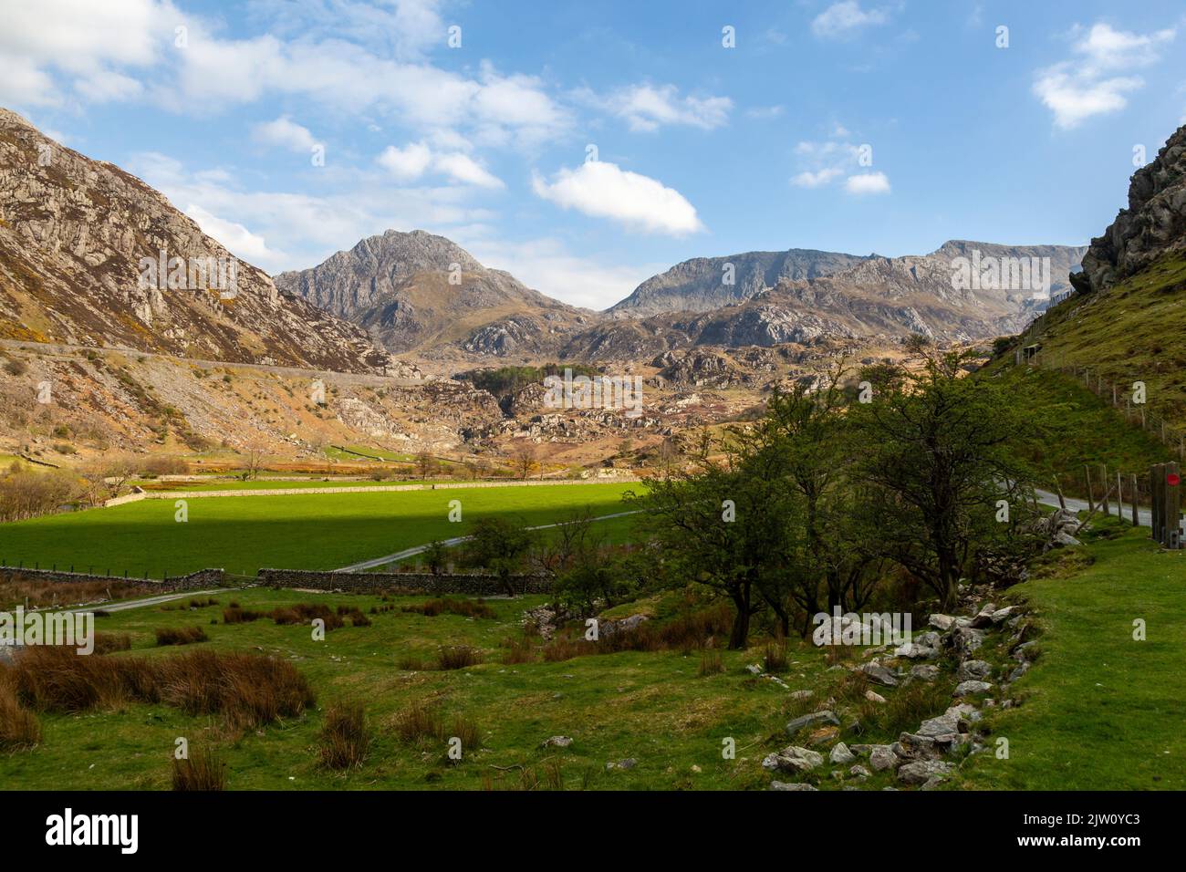 Tryfan visto da Nant Francon sotto Ogwen Cottage, una montagna popolare per gli escursionisti a Snowdonia, Galles del Nord Foto Stock