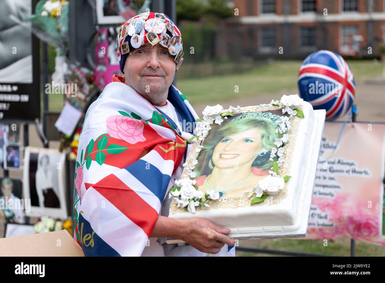 Striscioni e fiori sono stati collocati all'esterno di Kensington Palace per commemorare il 25th° anniversario dell'incidente automobilistico della principessa Diana. Nella foto: Super Ro Foto Stock