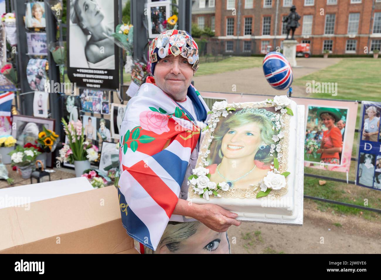 Striscioni e fiori sono stati collocati all'esterno di Kensington Palace per commemorare il 25th° anniversario dell'incidente automobilistico della principessa Diana. Nella foto: Super Ro Foto Stock