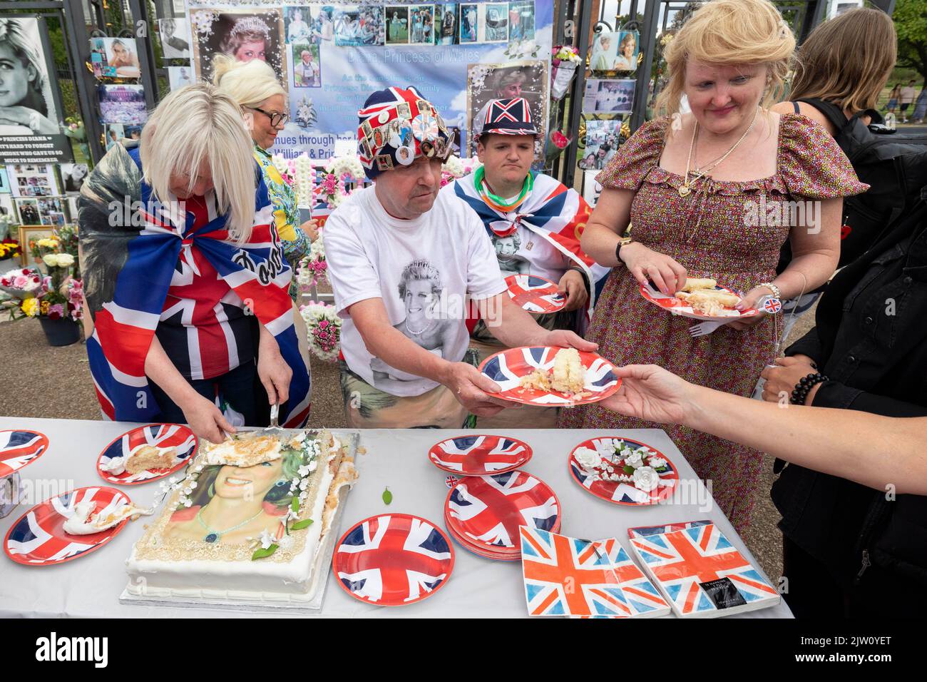 Striscioni e fiori sono stati collocati all'esterno di Kensington Palace per commemorare il 25th° anniversario dell'incidente automobilistico della principessa Diana. Nella foto: John cut Foto Stock