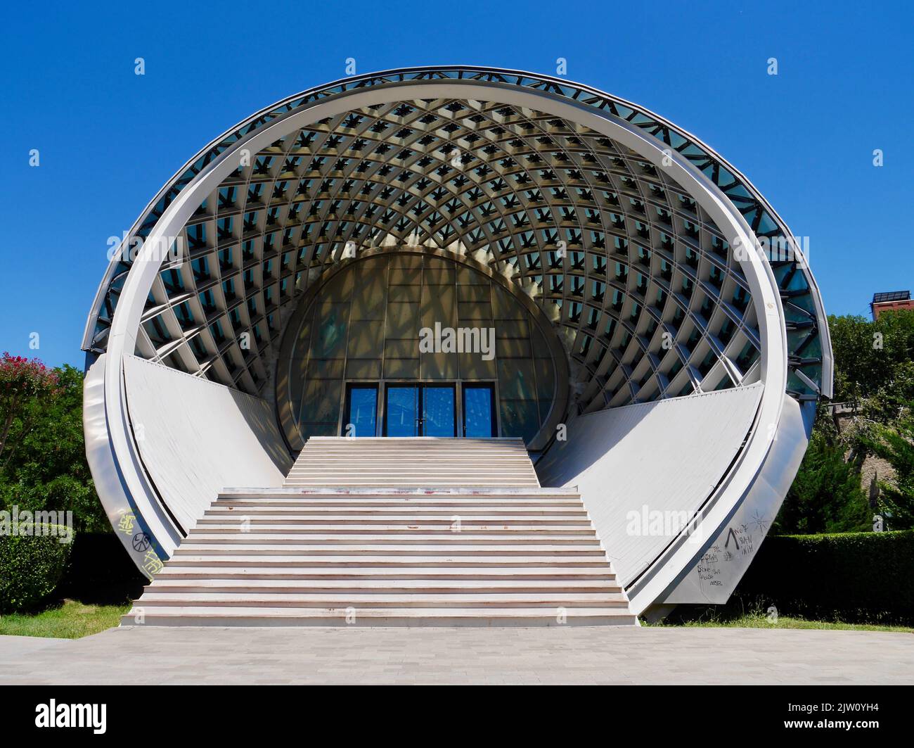 Sala concerti a Rike Park, architettura moderna a Tbilisi, Georgia, 24.07.2022. Foto di alta qualità Foto Stock
