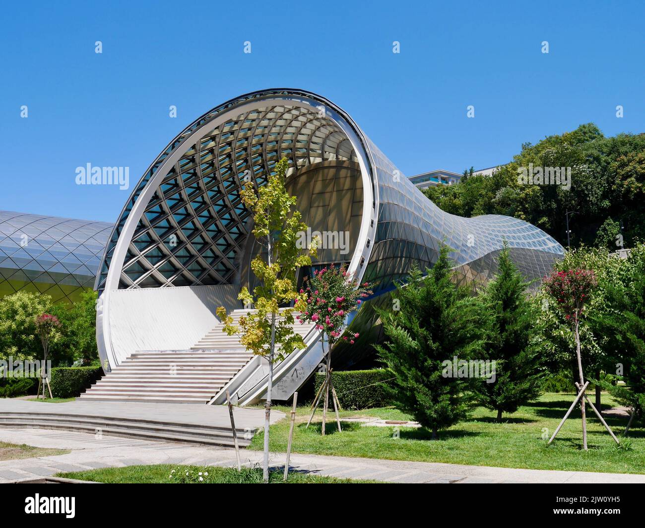 Sala musicale nel parco Rike, architettura moderna a Tbilisi, Georgia, 24.07.2022. Foto di alta qualità Foto Stock