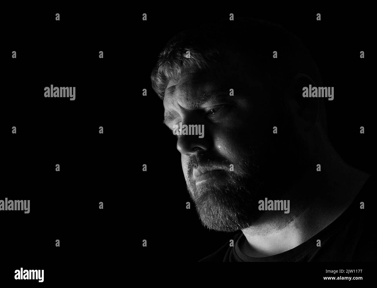 Maschio caucasico adulto che guarda turbato con una lacrima che corre giù il suo volto. Foto Stock