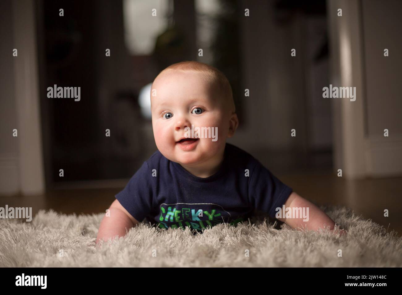 bambina di 8 anni che guarda verso l'alto con un sorriso sul viso Foto  stock - Alamy