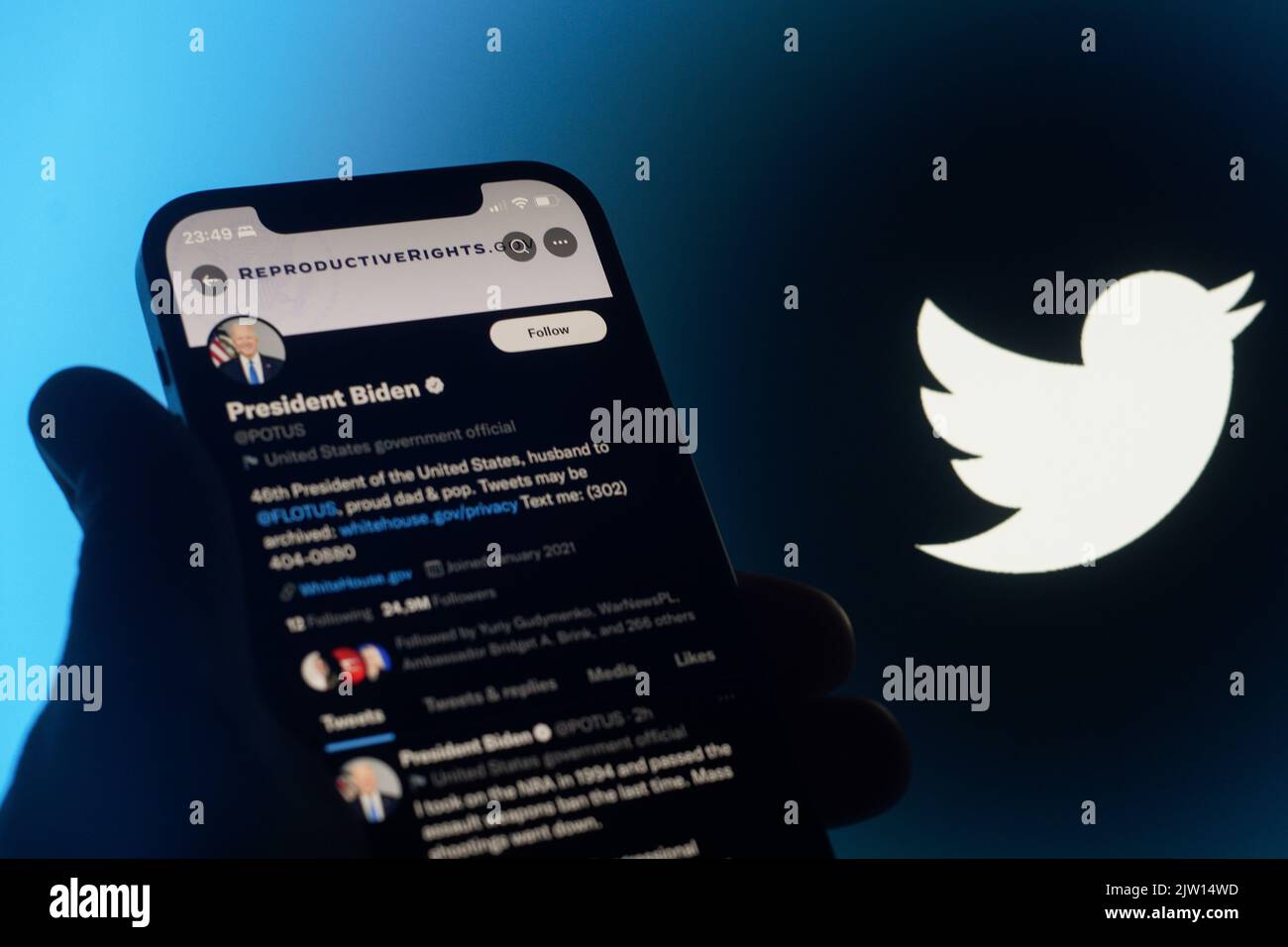Il profilo Twitter del 46th presidente degli Stati Uniti, Joe Biden è visto visualizzato su un iPhone in questa foto illustrazione a Varsavia, Polonia Foto Stock