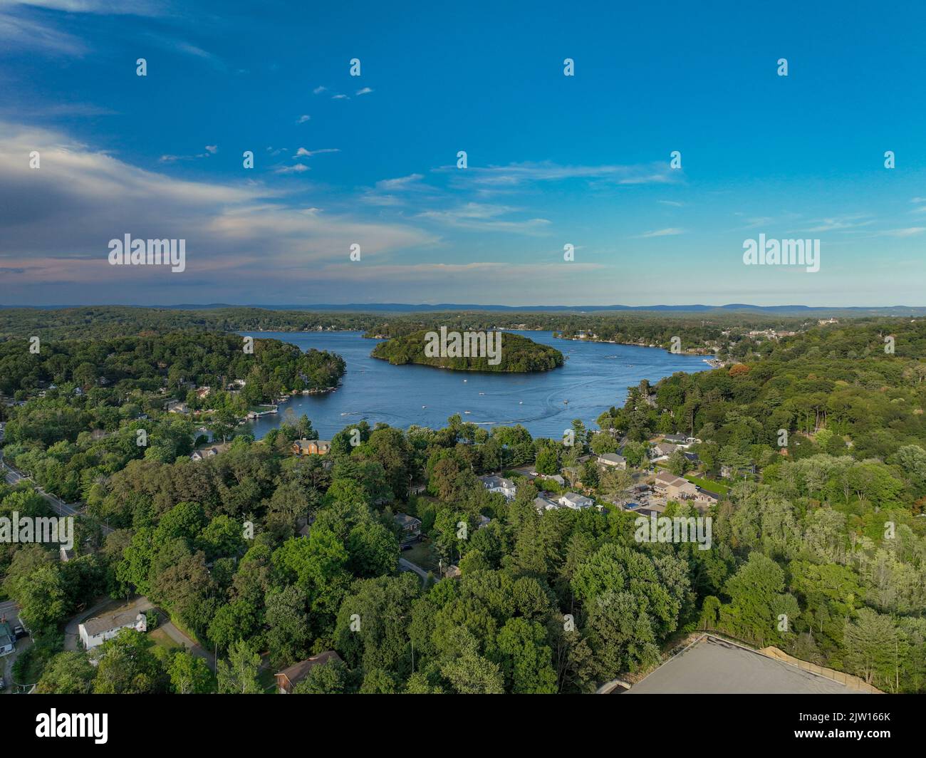default08-30-2022 - Foto aerea nel tardo pomeriggio del Lago Mahopac situato nella città di Carmel, Putnam County, New York. Foto Stock
