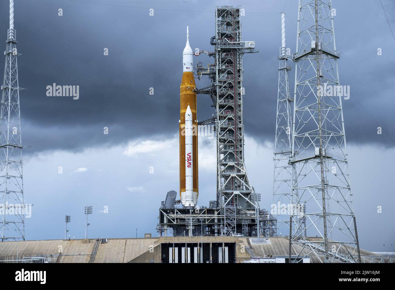 Kennedy Space Center, USA. 02nd Set, 2022. Le nuvole di tempesta si radunano mentre Artemis 1 si siede sul Launch Pad 39B al Kennedy Space Center, Florida, venerdì 2 settembre 2022. Il razzo SLS della NASA con il modulo capsula Orion in cima è previsto per effettuare il suo secondo tentativo di decollo il sabato pomeriggio, 3 settembre 2022. Artemis 1 orbiterà sulla luna come primo passo per gli Stati Uniti per inviare gli astronauti di nuovo sulla superficie lunare dopo 50 anni. Foto di Pat Benic/UPI Credit: UPI/Alamy Live News Foto Stock