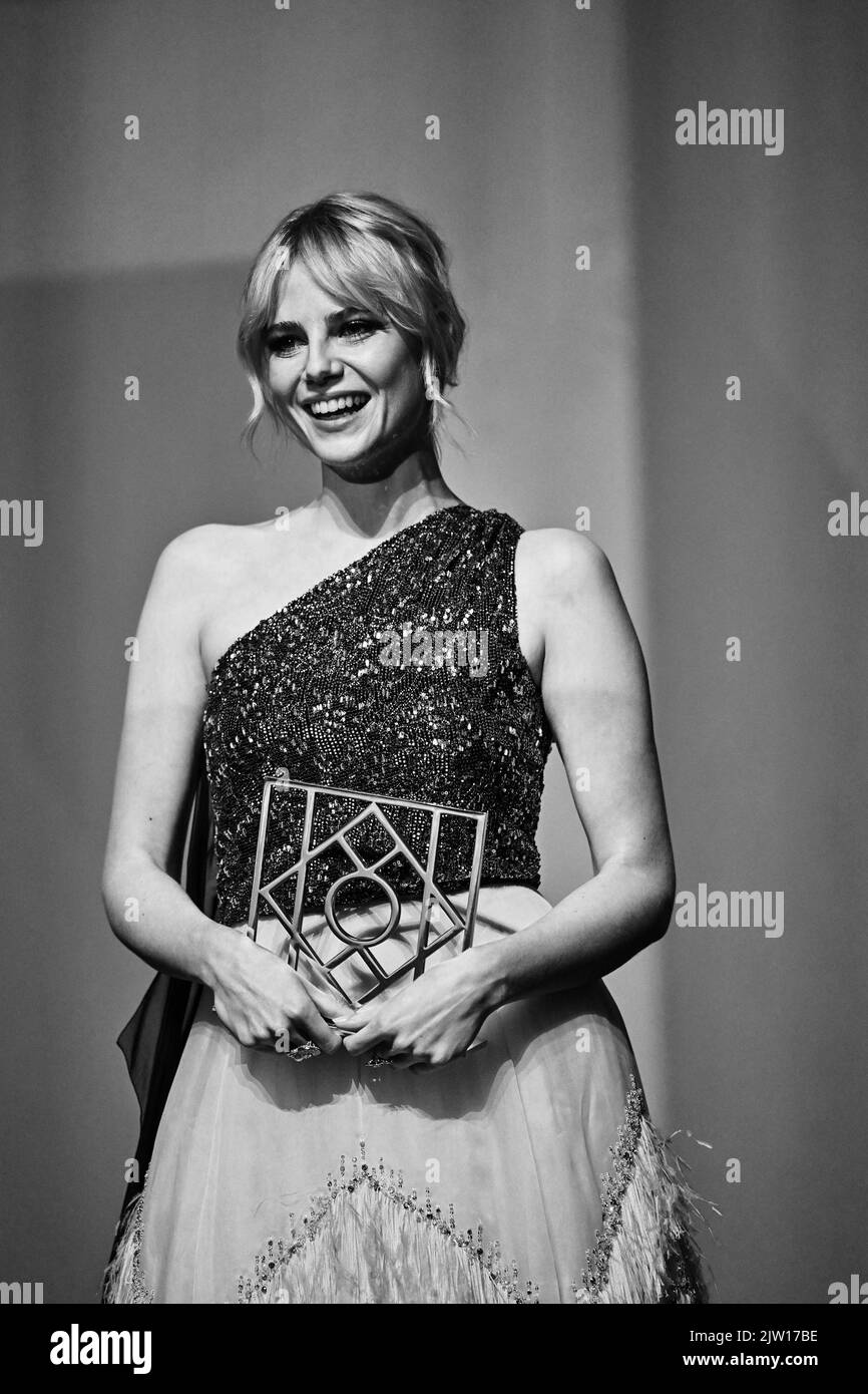 Deauville, Francia. 02nd Set, 2022. Lucy Boynton partecipa alla cerimonia di apertura del Deauville American Film Festival 48th a Deauville, Francia, il 2 settembre 2022. Foto di Julien Reynaud/APS-Medias/ABACAPRESS.COM Credit: Abaca Press/Alamy Live News Foto Stock