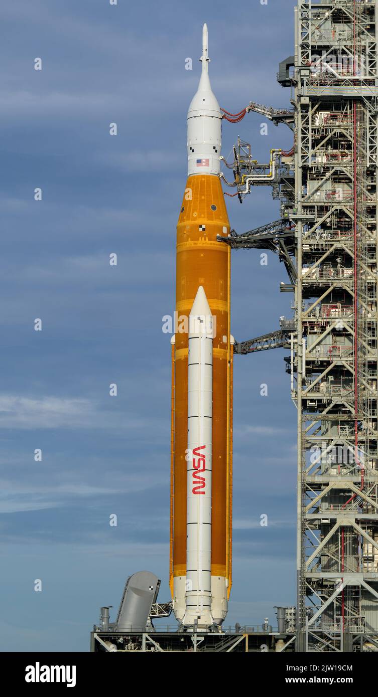 Cape Canaveral, Florida, Stati Uniti. 2nd Set, 2022. Il razzo NASA Space Launch System (SLS) con la navicella spaziale Orion a bordo è visto in cima a un lanciatore mobile al Launch Pad 39B mentre i preparativi per il lancio continuano. Il test di volo NASA Artemis i è il primo test integrato dei sistemi di esplorazione dello spazio profondo agencys: Il veicolo spaziale Orion, il razzo SLS e i sistemi di supporto a terra. Il lancio del test di volo senza equipaggio è previsto per il 3 settembre alle ore 2:17 EDT. (Credit Image: © Bill Ingalls/NASA via ZUMA Press Wire) Foto Stock