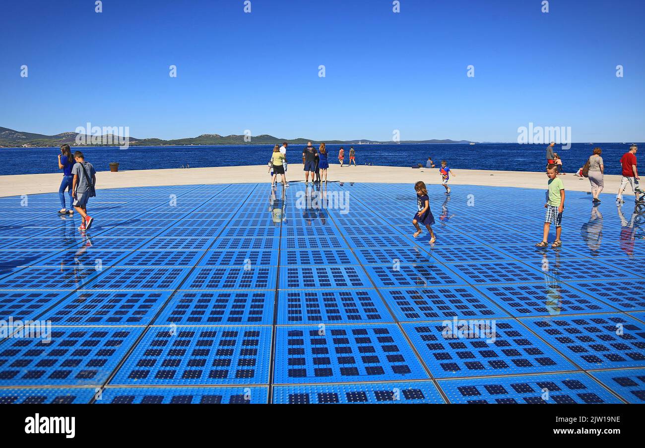 Pannelli solari come pavimentazione della piazza nella città di Zara ZARA, CROAZIA - 2019 AGOSTO Foto Stock