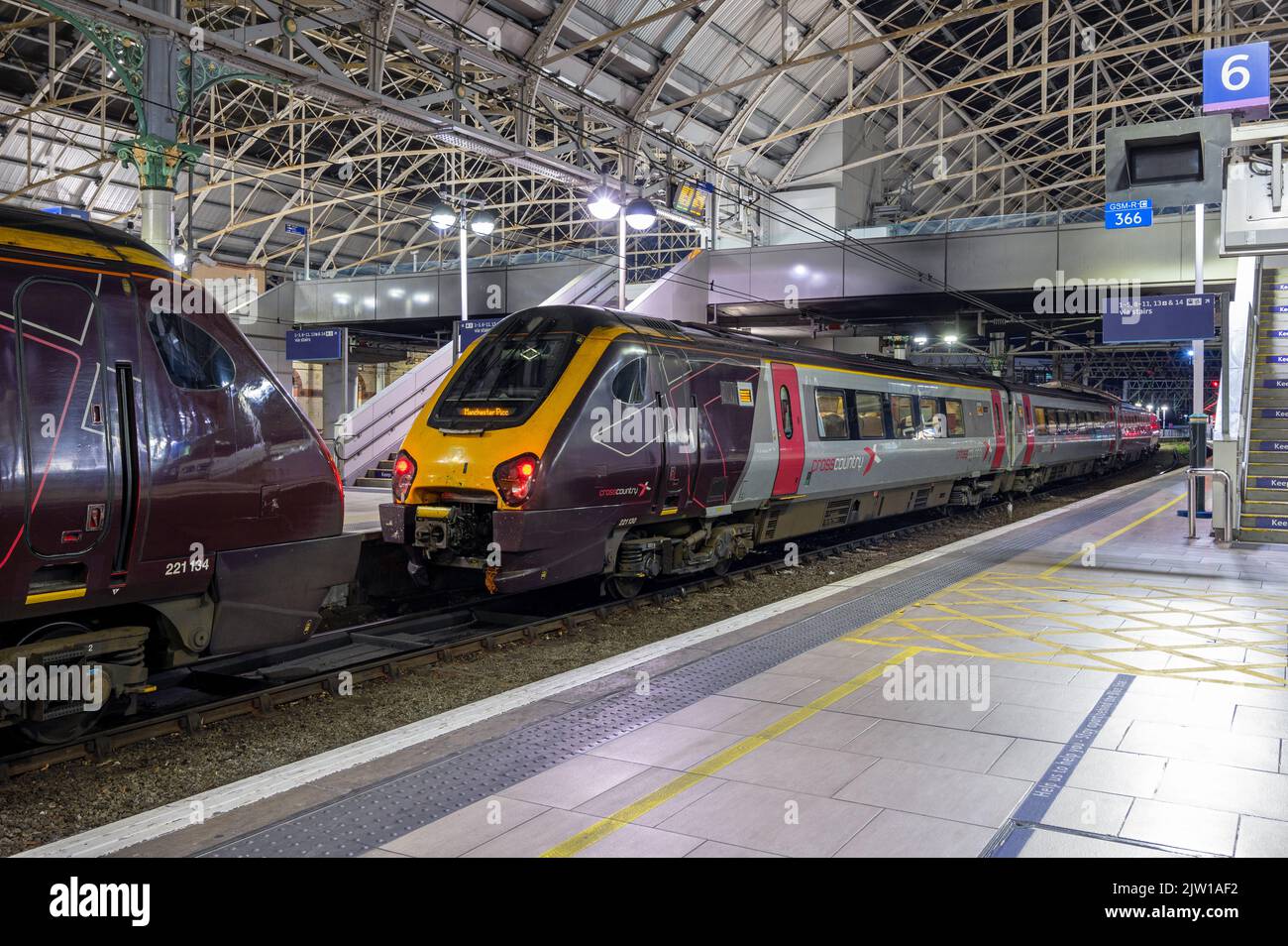 221130 221134 Crosscountry Voyagers sosta a Manchester Piccadilly. 4th agosto 2022. Di Tom McAtee..jpg - 2JW1AF2 uploaded on : 02 May 2022 Foto Stock