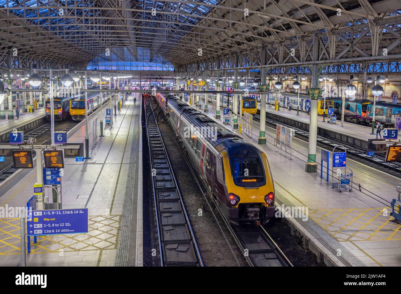 crosscountry voyager, occupato scena a Manchester Piccadilly. 4th agosto 2022. Di Tom McAtee..jpg - 2JW1AF4 uploaded on : 02 May 2022 Foto Stock