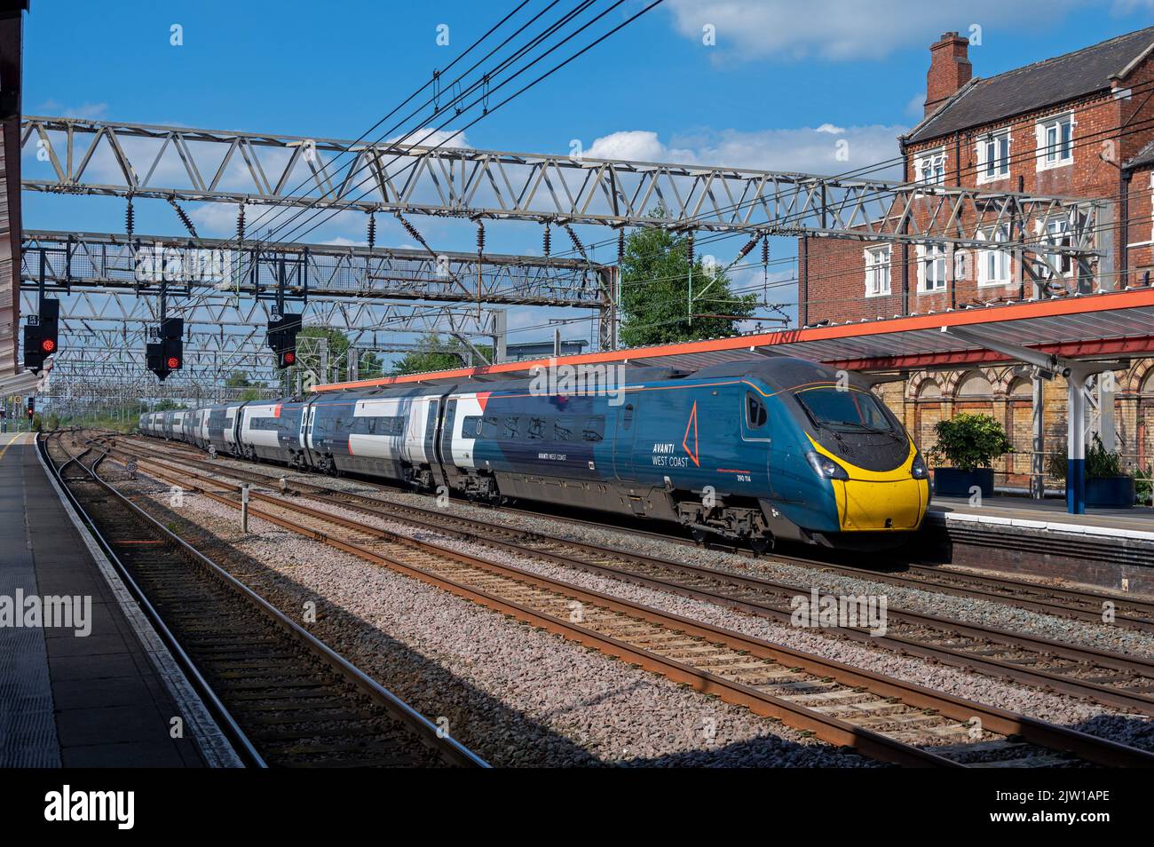 Avanti Pendolino 390114 1A46 1455 Manchester Piccadilly per London Euston a Crewe. 8th agosto 2022. Foto Stock