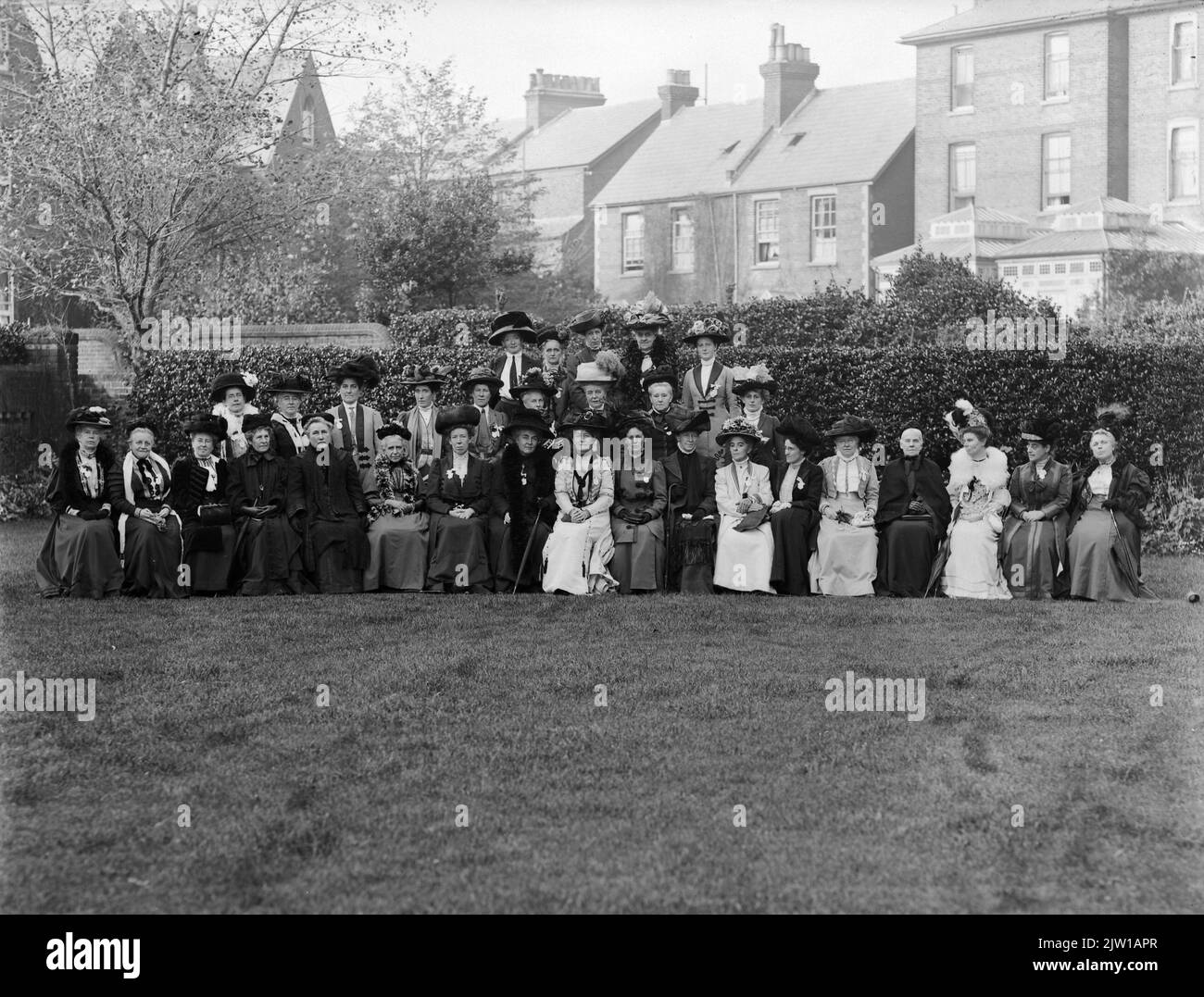 AJAXNETPHOTO. 1900-1906 (CIRCA). SOUTHSEA, INGHILTERRA. - LADIES CLUB - UN GRUPPO DI DONNE IN ABBIGLIAMENTO EDOARDIANO POSA IN UN GIARDINO PER LA MACCHINA FOTOGRAFICA. QUESTA IMMAGINE DA UNA LASTRA DI VETRO ORIGINALE NEGATIVA. FOTO:EDGAR WARD/© IMMAGINE DIGITALE COPYRIGHT AJAX VINTAGE PICTURE LIBRARY SOURCE: AJAX VINTAGE PICTURE LIBRARY COLLECTION REF:DX2305 82 2 Foto Stock