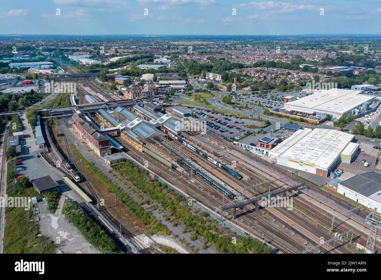La stazione Crewe dall'alto come Avanti Pendolino si dirige verso London Euston. 8th agosto 2022. Foto Stock