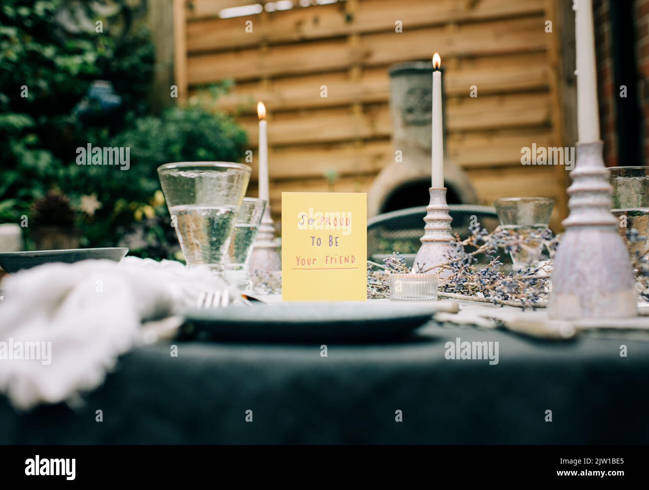 Carta per un amico che celebra l'amicizia su un tavolo decorato Foto Stock