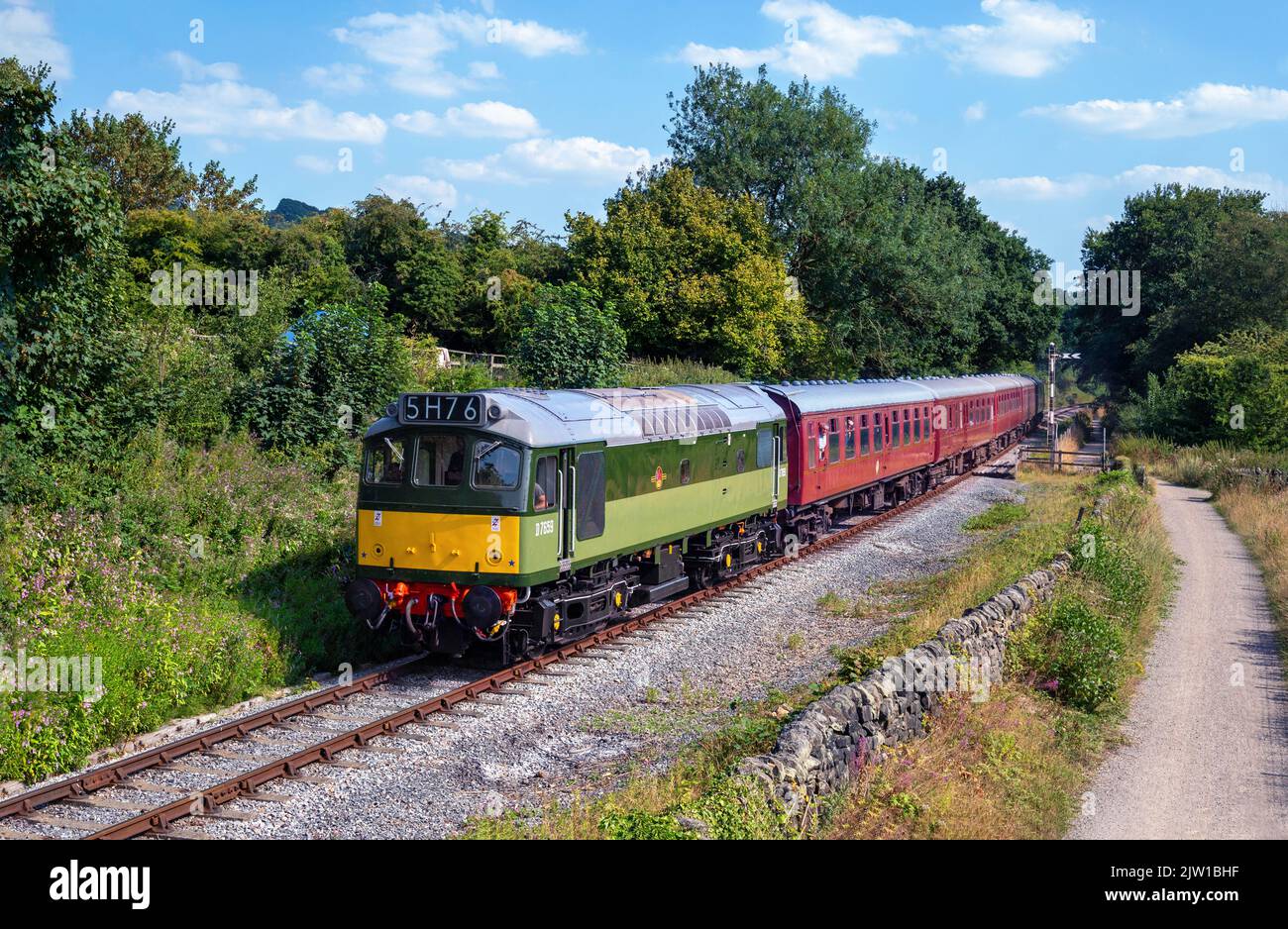 Classe 25 25309 D7659 15,40 Matlock a Rowsley Sud arriva a Darley Dale. 13th agosto 2022 Foto Stock