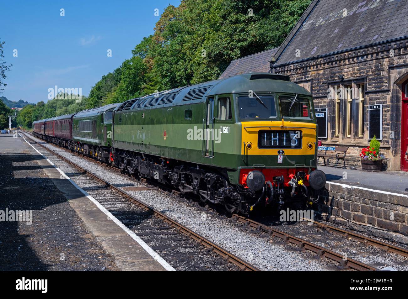 Classe 47 47402 D1501 e picco D8 con la 13,30 Rowsley Sud a Matlock arriva a Darley Dale. 13th agosto 2022. Foto Stock