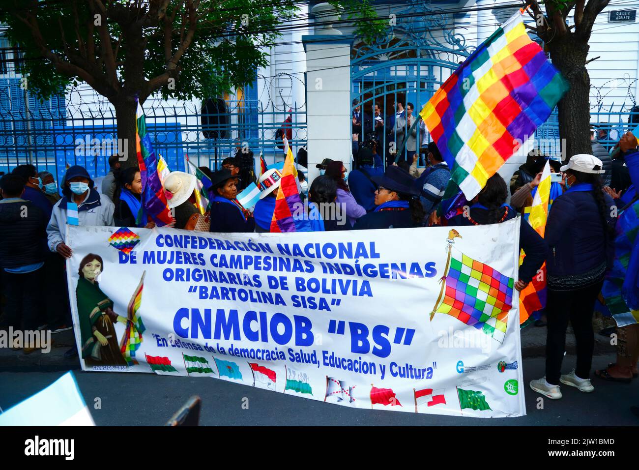 Sopocachi, la Paz, Bolivia, 2nd settembre 2022: I membri della Confederazione Nazionale delle Donne indigene e Campesina della Bolivia - il movimento sociale Bartolina Sisa si riuniscono all'esterno dell'Ambasciata Argentina a la Paz per dare sostegno alla vicepresidente argentina Cristina Fernández de Kirchner, che ieri sera è sopravvissuta per poco ad un tentativo di assassinio fuori casa sua a Buenos Aires. La sig.ra Fernández de Kirchner, che è stata anche presidente dell'Argentina dal 2007 al 2015, è stata un alleato di lunga data del governo di sinistra e del Partito MAS al governo della Bolivia e dell'ex presidente Evo Morales Ayma. Foto Stock