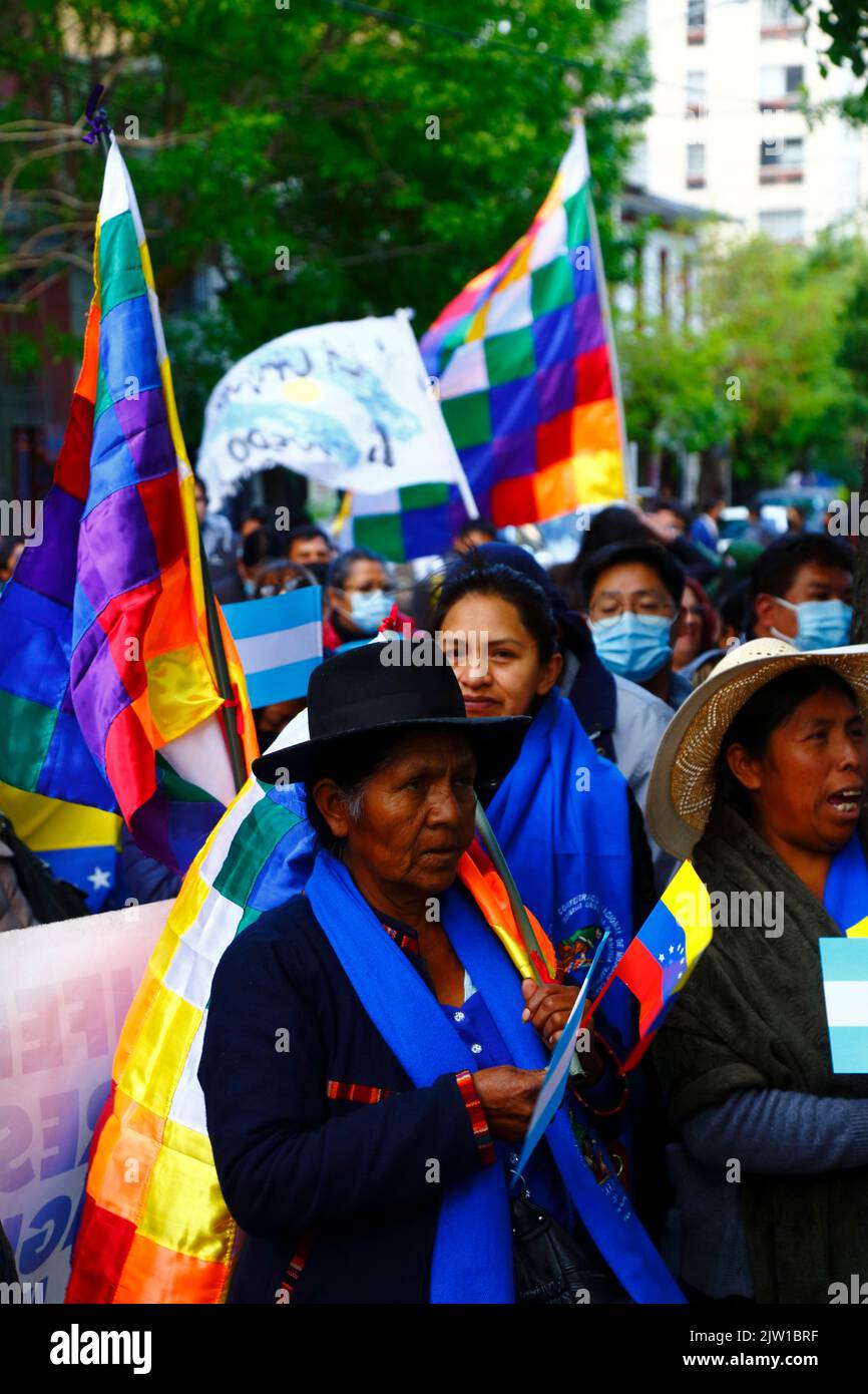 Sopocachi, la Paz, Bolivia, 2nd settembre 2022: I membri della Confederazione Nazionale delle Donne indigene e Campesina della Bolivia - il movimento sociale Bartolina Sisa si riuniscono all'esterno dell'Ambasciata Argentina a la Paz per dare sostegno alla vicepresidente argentina Cristina Fernández de Kirchner, che ieri sera è sopravvissuta per poco ad un tentativo di assassinio fuori casa sua a Buenos Aires. La sig.ra Fernández de Kirchner, che è stata anche presidente dell'Argentina dal 2007 al 2015, è stata un alleato di lunga data del governo di sinistra e del Partito MAS al governo della Bolivia e dell'ex presidente Evo Morales Ayma. Foto Stock