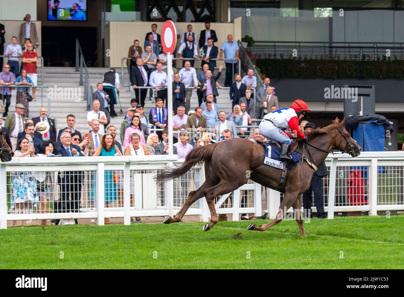 Ascot, Berkshire, Regno Unito. 2nd Settembre 2022. Horse Sound of Iona guidato dal jockey Amie Waugh vince i Bateaux London Fillies' handicap Stakes all'Ascot Racecourse Weekend di settembre. Proprietario MR e Mrs G Grant e i pretendenti riluttanti. Allenatore Jim Goldie, Glasgow. Credit: Maureen McLean/Alamy Live News Foto Stock