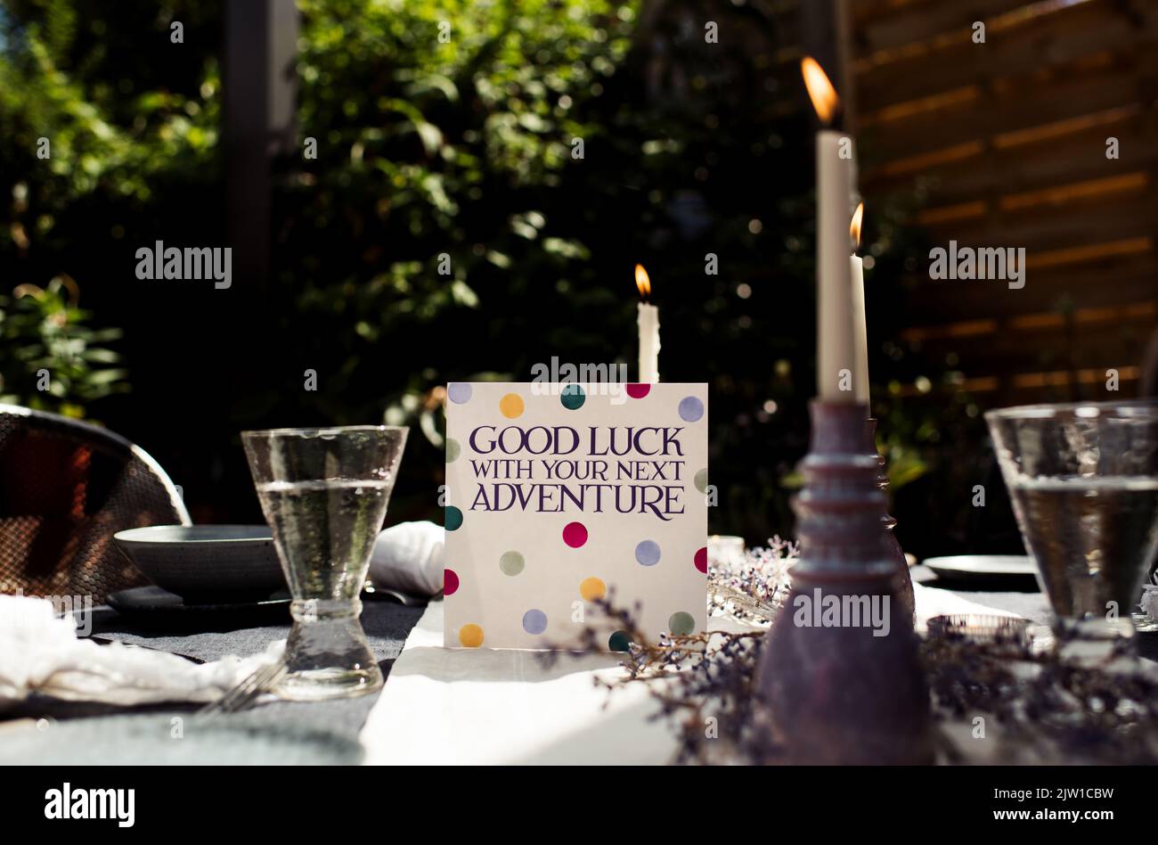 Buona fortuna con il vostro nuovo biglietto di auguri avventura su un tavolo da pranzo Foto Stock