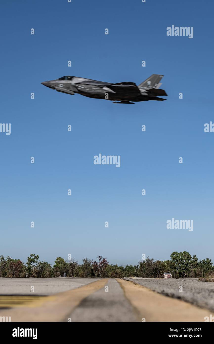 Un corpo della Marina statunitense F-35B Lightning II della Stazione aerea del corpo della Marina di Iwakuni, Giappone, decollerà alla base dell'aeronautica reale australiana Tindal, Northern Territory, Australia, 19 agosto 2022. Il decollo e l'atterraggio convenzionali della F-35B conferisce al corpo dei Marine degli Stati Uniti e ai suoi alleati il potere di dominare i cieli in qualsiasi parte del mondo. (STATI UNITI Air Force foto di staff Sgt. Tristan Biese) Foto Stock