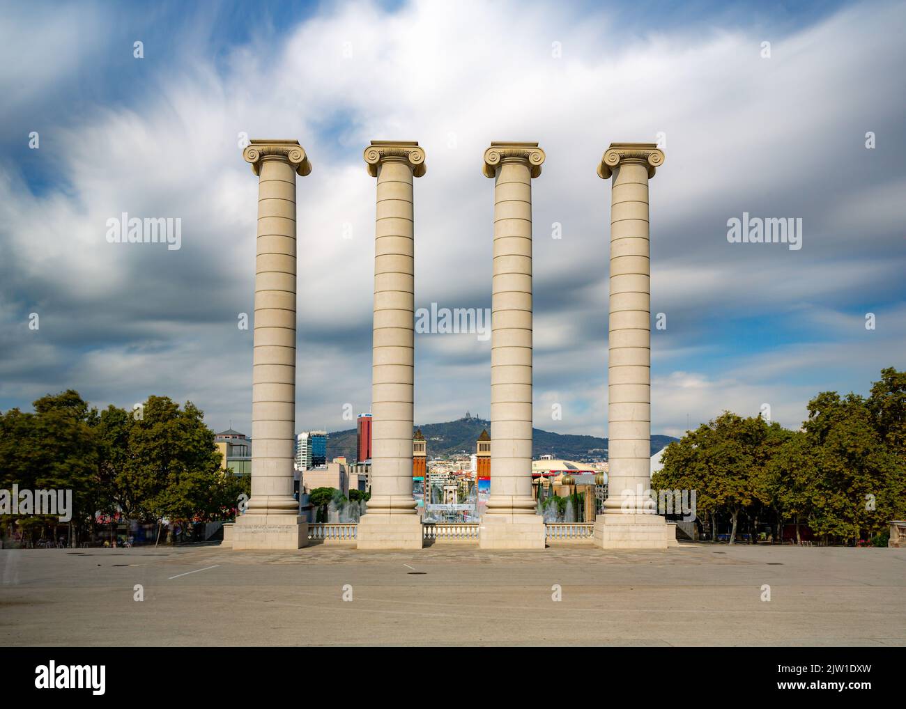 La scultura a quattro colonne a Barcellona, Spagna sotto la luce del sole con cielo nuvoloso sullo sfondo Foto Stock
