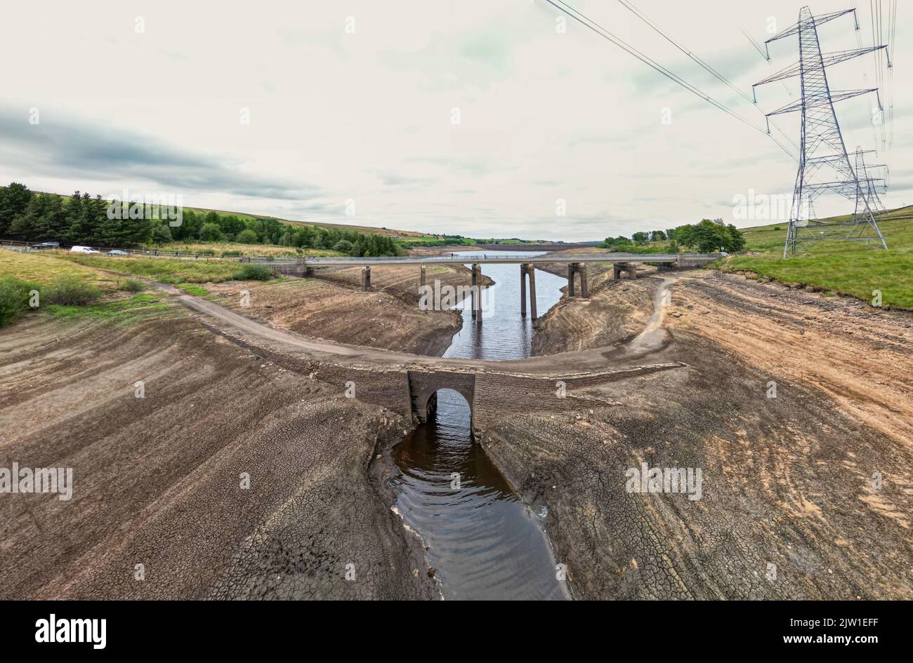 Un vecchio ponte è rivelato durante al bacino idrico di Baitings Foto Stock