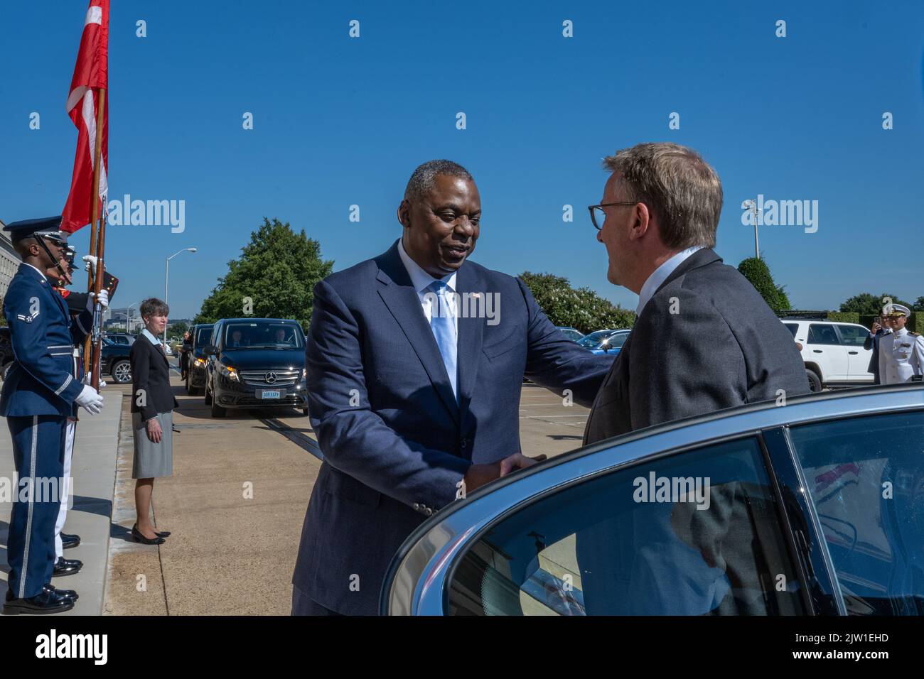 Il Segretario della Difesa Lloyd J. Austin III ospita il Ministro danese della Difesa Morten Bodskov per un incontro bilaterale di scambio al Pentagono, Washington, D.C., 1 settembre 2022. (Foto DOD di U.S. Air Force Tech. SGT. Sabbie per martinetti) Foto Stock