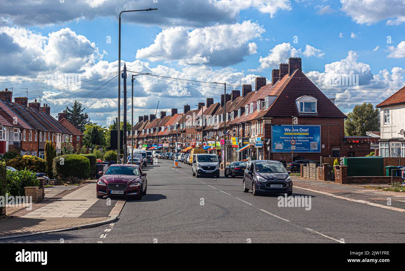 Street scene su Deansbrook Road, High Street, Edgware, HA8, Inghilterra, REGNO UNITO. Foto Stock